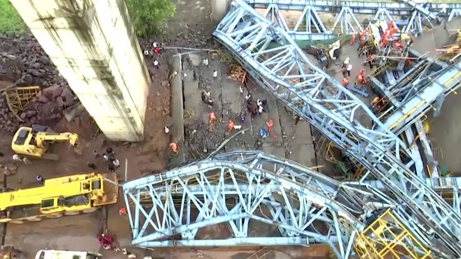 Petugas penyelamat mencari korban selamat dari sebuah crane runtuh saat pembangunan jembatan di distrik Thane di negara bagian barat Maharashtra, India, 1 Agustus 2023. (REUTERS/Stringer)