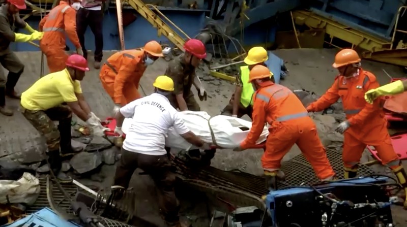 Petugas penyelamat mencari korban selamat dari sebuah crane runtuh saat pembangunan jembatan di distrik Thane di negara bagian barat Maharashtra, India, 1 Agustus 2023. Petugas penyelamat mencari korban selamat dari sebuah crane runtuh saat pembangunan jembatan di distrik Thane di negara bagian barat Maharashtra, India, 1 Agustus 2023. (REUTERS/Stringer)