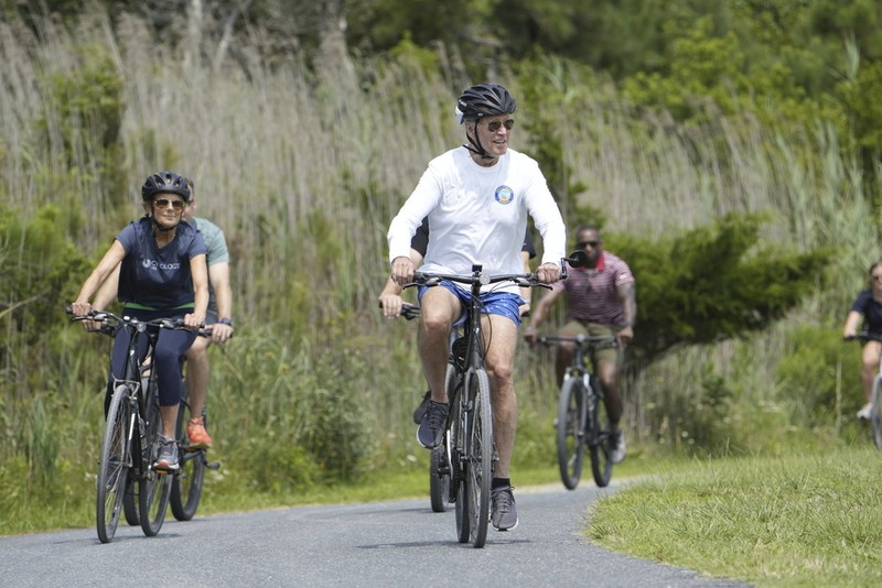 Presiden AS Joe Biden mengedari sepeda di Gordons Pond State Park, Pantai Rehoboth, Delaware, Amerika Serikat, Selasa (1/8/2023). (REUTERS/Leah Millis) Presiden AS Joe Biden mengedari sepeda di Gordons Pond State Park, Pantai Rehoboth, Delaware, Amerika Serikat, Selasa (1/8/2023). (REUTERS/Leah Millis)