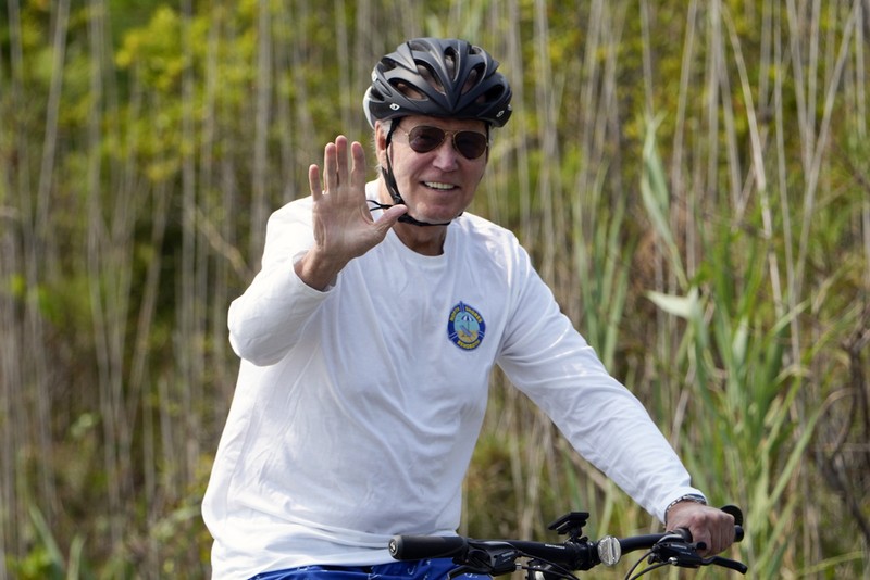 Presiden AS Joe Biden mengedari sepeda di Gordons Pond State Park, Pantai Rehoboth, Delaware, Amerika Serikat, Selasa (1/8/2023). (REUTERS/Leah Millis) Presiden AS Joe Biden mengedari sepeda di Gordons Pond State Park, Pantai Rehoboth, Delaware, Amerika Serikat, Selasa (1/8/2023). (REUTERS/Leah Millis)