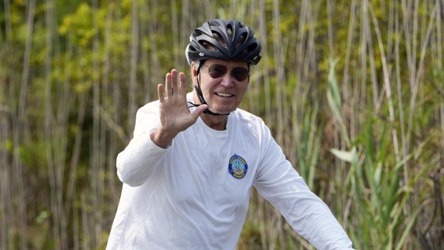 Presiden AS Joe Biden mengedari sepeda di Gordons Pond State Park, Pantai Rehoboth, Delaware, Amerika Serikat, Selasa (1/8/2023). (REUTERS/Leah Millis)