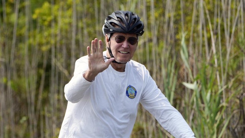 Presiden AS Joe Biden mengedari sepeda di Gordons Pond State Park, Pantai Rehoboth, Delaware, Amerika Serikat, Selasa (1/8/2023). (REUTERS/Leah Millis)