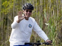 Momen Langka, Potret Biden & Istri Sepeda Santai di Pantai