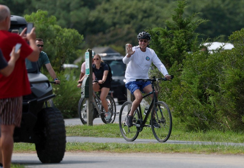 Presiden AS Joe Biden mengedari sepeda di Gordons Pond State Park, Pantai Rehoboth, Delaware, Amerika Serikat, Selasa (1/8/2023). (REUTERS/Leah Millis)
