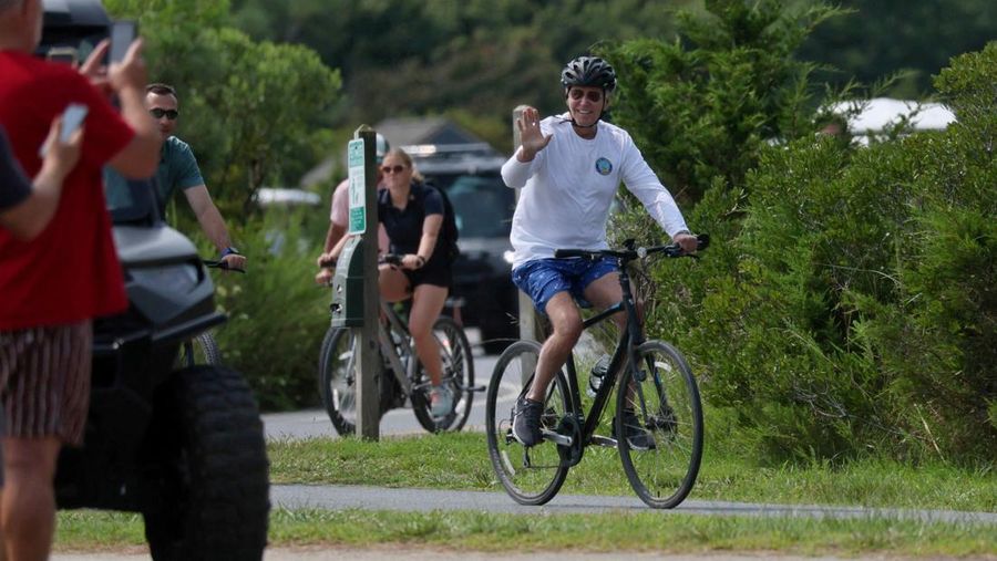 Presiden AS Joe Biden mengedari sepeda di Gordons Pond State Park, Pantai Rehoboth, Delaware, Amerika Serikat, Selasa (1/8/2023). (REUTERS/Leah Millis)
