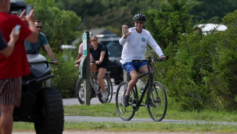 Presiden AS Joe Biden mengedari sepeda di Gordons Pond State Park, Pantai Rehoboth, Delaware, Amerika Serikat, Selasa (1/8/2023). (REUTERS/Leah Millis)