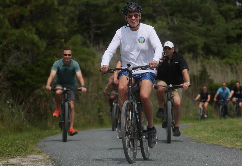 Presiden AS Joe Biden mengedari sepeda di Gordons Pond State Park, Pantai Rehoboth, Delaware, Amerika Serikat, Selasa (1/8/2023). (REUTERS/Leah Millis) Presiden AS Joe Biden mengedari sepeda di Gordons Pond State Park, Pantai Rehoboth, Delaware, Amerika Serikat, Selasa (1/8/2023). (REUTERS/Leah Millis)