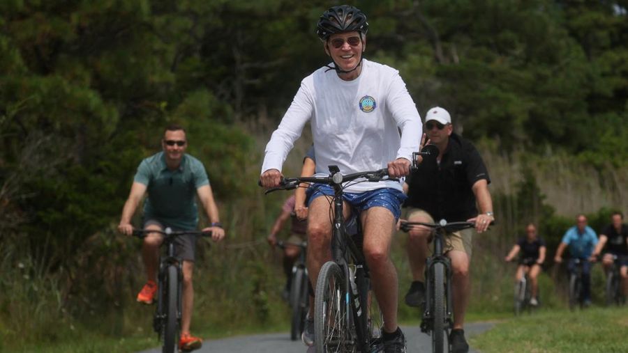 Presiden AS Joe Biden mengedari sepeda di Gordons Pond State Park, Pantai Rehoboth, Delaware, Amerika Serikat, Selasa (1/8/2023). (REUTERS/Leah Millis)