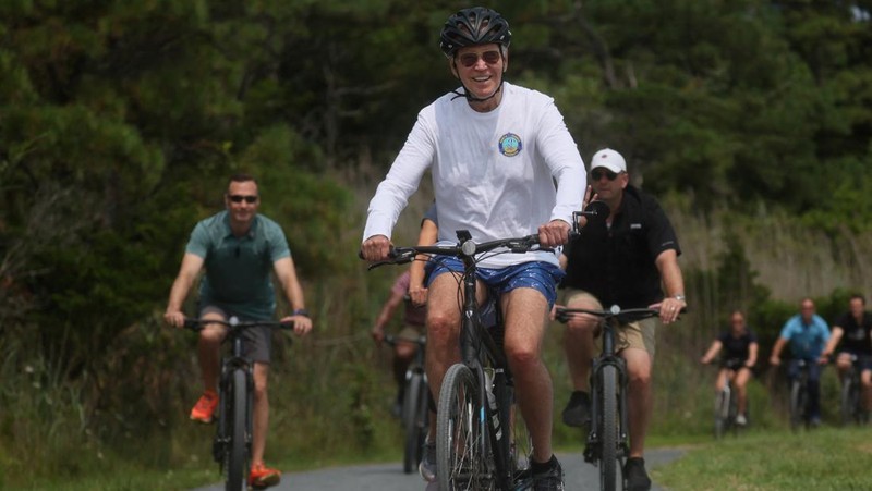 Presiden AS Joe Biden mengedari sepeda di Gordons Pond State Park, Pantai Rehoboth, Delaware, Amerika Serikat, Selasa (1/8/2023). (REUTERS/Leah Millis)