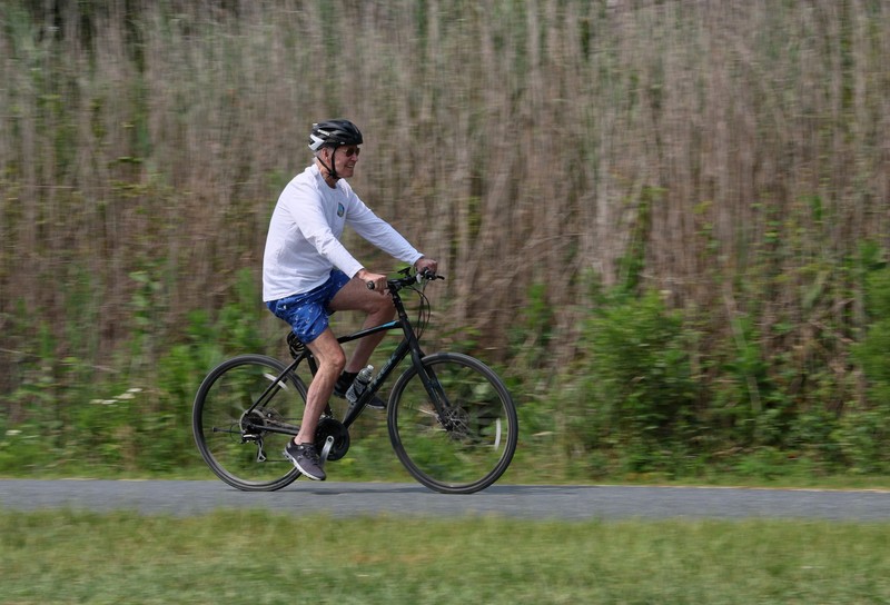 Presiden AS Joe Biden mengedari sepeda di Gordons Pond State Park, Pantai Rehoboth, Delaware, Amerika Serikat, Selasa (1/8/2023). (REUTERS/Leah Millis) Presiden AS Joe Biden mengedari sepeda di Gordons Pond State Park, Pantai Rehoboth, Delaware, Amerika Serikat, Selasa (1/8/2023). (REUTERS/Leah Millis)