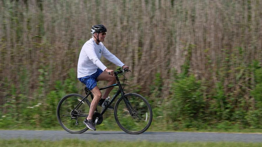Presiden AS Joe Biden mengedari sepeda di Gordons Pond State Park, Pantai Rehoboth, Delaware, Amerika Serikat, Selasa (1/8/2023). (REUTERS/Leah Millis)