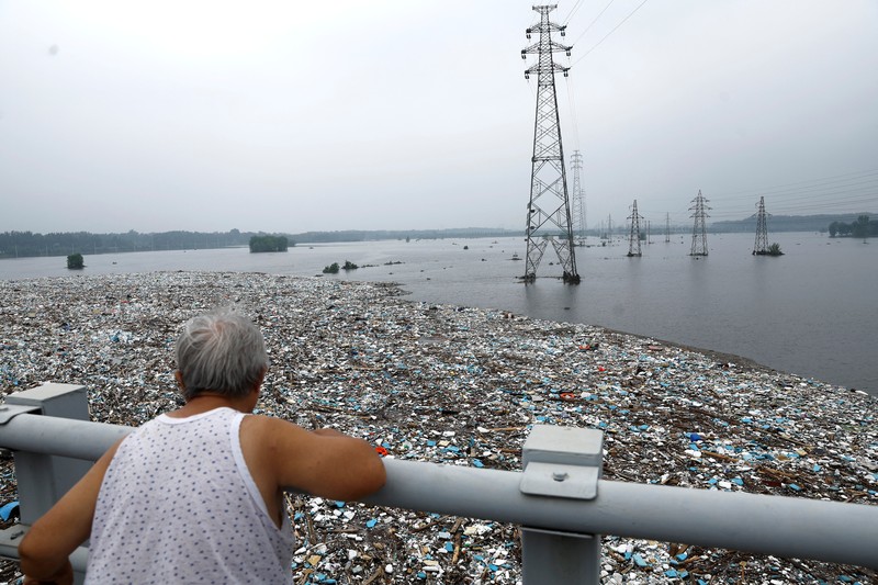 Petugas penyelamat bekerja untuk mengevakuasi penduduk yang terkena dampak banjir setelah sisa-sisa Topan Doksuri membawa hujan dan banjir di Beijing, China 2 Agustus 2023. (REUTERS/Tingshu Wang)