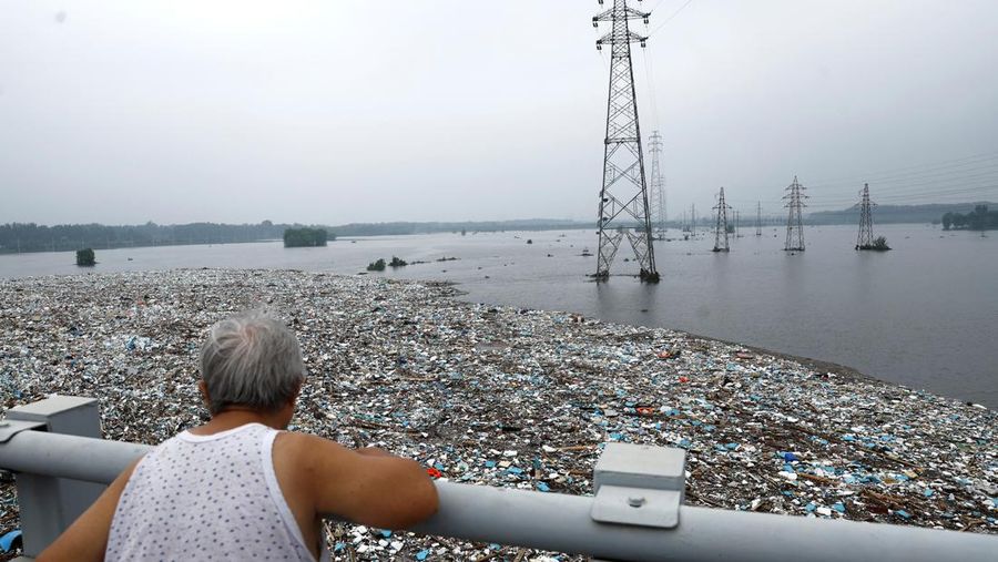 Petugas penyelamat bekerja untuk mengevakuasi penduduk yang terkena dampak banjir setelah sisa-sisa Topan Doksuri membawa hujan dan banjir di Beijing, China 2 Agustus 2023. (REUTERS/Tingshu Wang)