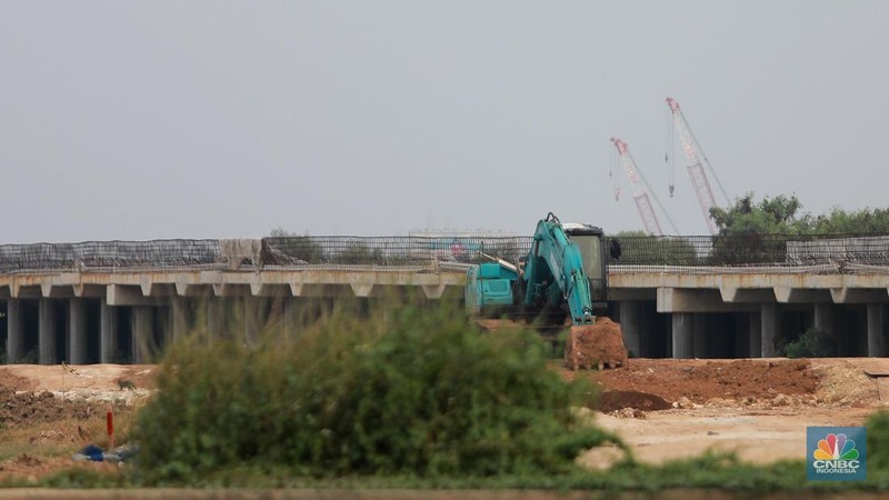 Suasana pembangunan proyek tol Banten, di Kawasan Kamal, Rabu, (2/8). Tangerang bakal punya tol baru yang menghubungkan Jakarta di sisi utara menuju barat Banten. (CNBC Indonesia/Muhammad Sabki)