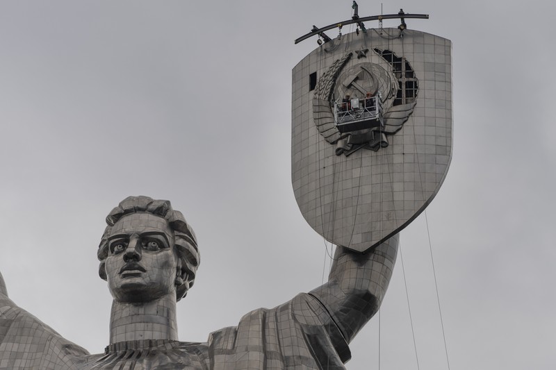 Ukraina menghapus lambang Soviet berupa palu dan arit yang terdapat pada Monumen Tanah Air. (AP Photo/Jae C. Hong)
