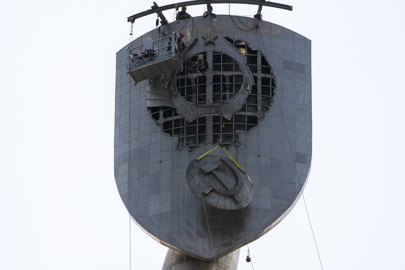 Ukraina menghapus lambang Soviet berupa palu dan arit yang terdapat pada Monumen Tanah Air. (AP Photo/Jae C. Hong)