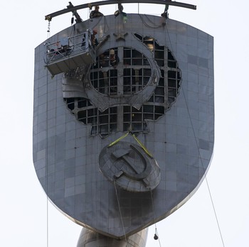 Ukraina Hapus Jejak Peninggalan Soviet di Monumen Tertinggi