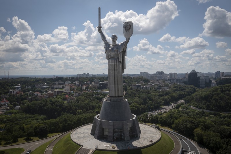 Ukraina menghapus lambang Soviet berupa palu dan arit yang terdapat pada Monumen Tanah Air. (AP Photo/Jae C. Hong)