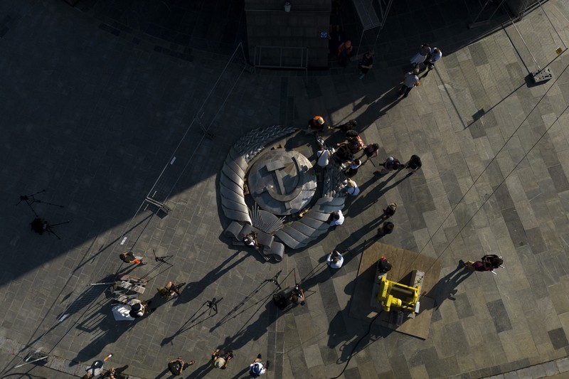 Ukraina menghapus lambang Soviet berupa palu dan arit yang terdapat pada Monumen Tanah Air. (AP Photo/Jae C. Hong)