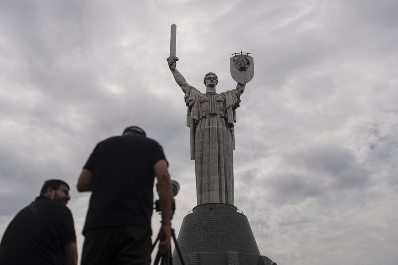 Ukraina menghapus lambang Soviet berupa palu dan arit yang terdapat pada Monumen Tanah Air. (AP Photo/Jae C. Hong) Ukraina menghapus lambang Soviet berupa palu dan arit yang terdapat pada Monumen Tanah Air. (AP Photo/Jae C. Hong)