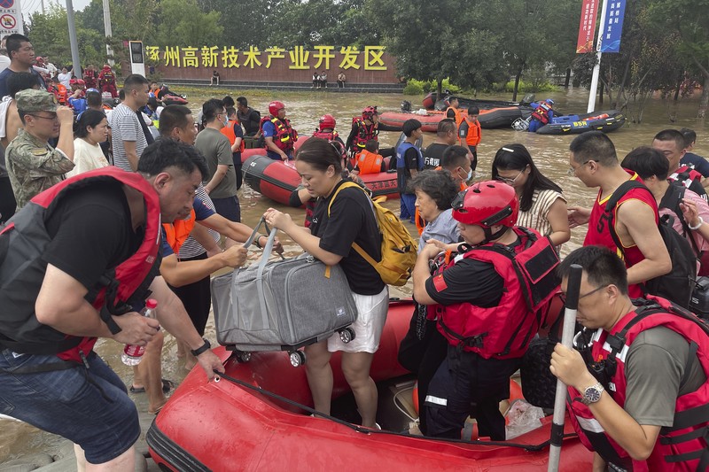 Petugas penyelamat bekerja untuk mengevakuasi penduduk yang terkena dampak banjir setelah sisa-sisa Topan Doksuri membawa hujan dan banjir di Beijing, China 2 Agustus 2023. Petugas penyelamat bekerja untuk mengevakuasi penduduk yang terkena dampak banjir setelah sisa-sisa Topan Doksuri membawa hujan dan banjir di Beijing, China 2 Agustus 2023. (REUTERS/Tingshu Wang)