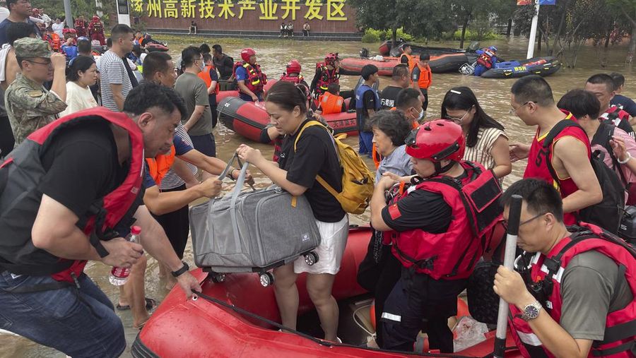 Petugas penyelamat bekerja untuk mengevakuasi penduduk yang terkena dampak banjir setelah sisa-sisa Topan Doksuri membawa hujan dan banjir di Beijing, China 2 Agustus 2023. (REUTERS/Tingshu Wang)