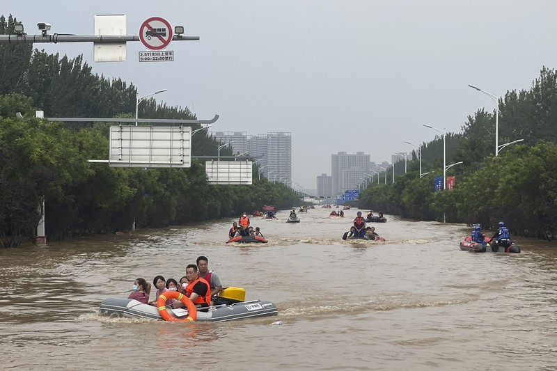 Petugas penyelamat bekerja untuk mengevakuasi penduduk yang terkena dampak banjir setelah sisa-sisa Topan Doksuri membawa hujan dan banjir di Beijing, China 2 Agustus 2023. Petugas penyelamat bekerja untuk mengevakuasi penduduk yang terkena dampak banjir setelah sisa-sisa Topan Doksuri membawa hujan dan banjir di Beijing, China 2 Agustus 2023. (REUTERS/Tingshu Wang)