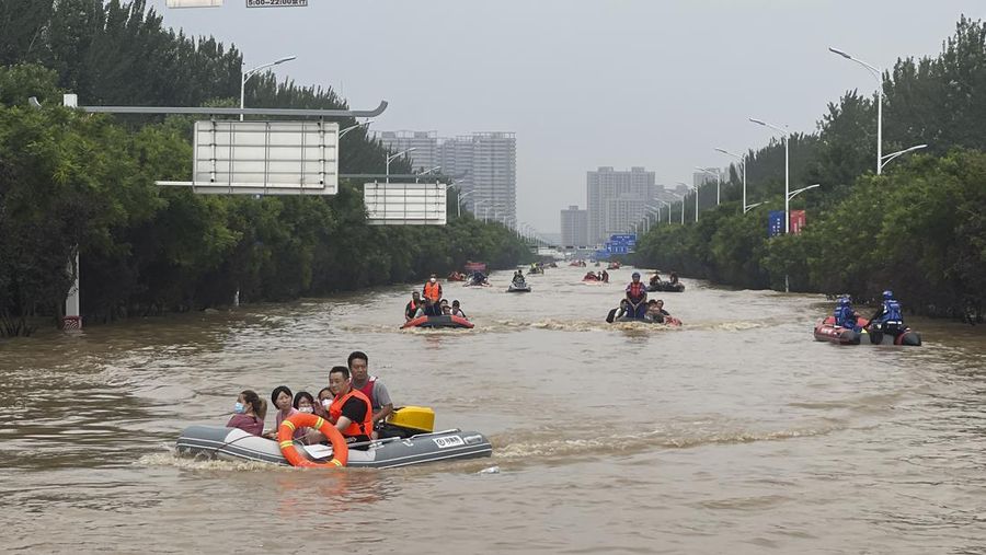 Petugas penyelamat bekerja untuk mengevakuasi penduduk yang terkena dampak banjir setelah sisa-sisa Topan Doksuri membawa hujan dan banjir di Beijing, China 2 Agustus 2023. (REUTERS/Tingshu Wang)