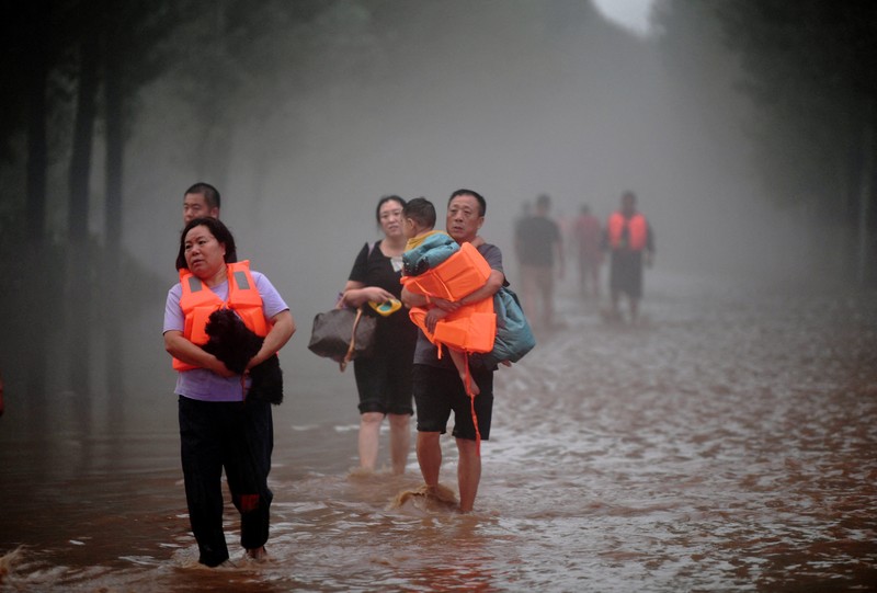 Petugas penyelamat bekerja untuk mengevakuasi penduduk yang terkena dampak banjir setelah sisa-sisa Topan Doksuri membawa hujan dan banjir di Beijing, China 2 Agustus 2023. Petugas penyelamat bekerja untuk mengevakuasi penduduk yang terkena dampak banjir setelah sisa-sisa Topan Doksuri membawa hujan dan banjir di Beijing, China 2 Agustus 2023. (REUTERS/Tingshu Wang)