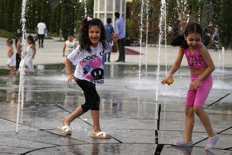 Turis berjalan di jalan selama gelombang panas di Teheran, Iran 2 Agustus 2023. (Majid Asgaripour/WANA (West Asia News Agency) via REUTERS)
