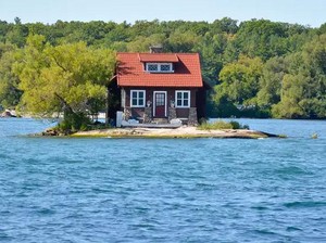 Rumah Ini Berdiri di Pulau Mini, Salah Langkah Bisa Langsung Nyemplung