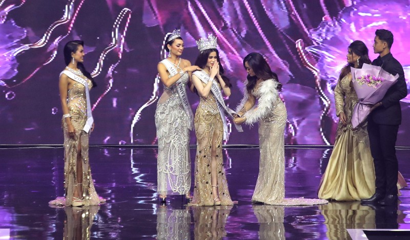 Fabienne Nicole Groeneveld resmi menyandang gelar Miss Universe Indonesia 2023. Fabienne merupakan kontestan yang mewakili DKI Jakarta. (Dok. Detikcom/Pradita Utama)
