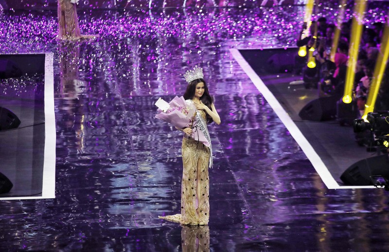 Fabienne Nicole Groeneveld resmi menyandang gelar Miss Universe Indonesia 2023. Fabienne merupakan kontestan yang mewakili DKI Jakarta. (Dok. Detikcom/Pradita Utama)