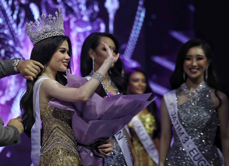 Fabienne Nicole Groeneveld resmi menyandang gelar Miss Universe Indonesia 2023. Fabienne merupakan kontestan yang mewakili DKI Jakarta. (Dok. Detikcom/Pradita Utama)