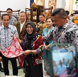 Jokowi Kesengsem Batik Karya Pengusaha Binaan BUMN RI Ini