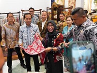 Jokowi Kesengsem Batik Karya Pengusaha Binaan BUMN RI Ini