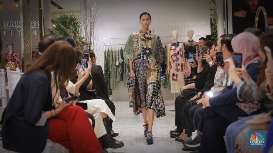 Koleksi Spring/Summer 2023 Nostalgic Retrogade dari lini mode siap pakai Studio 133 Biyan untuk wanita dan pria, Metro Plaza Senayan, Jakarta,Kamis, (3/8/2023). (CNBC Indonesia/Muhammad Sabki)