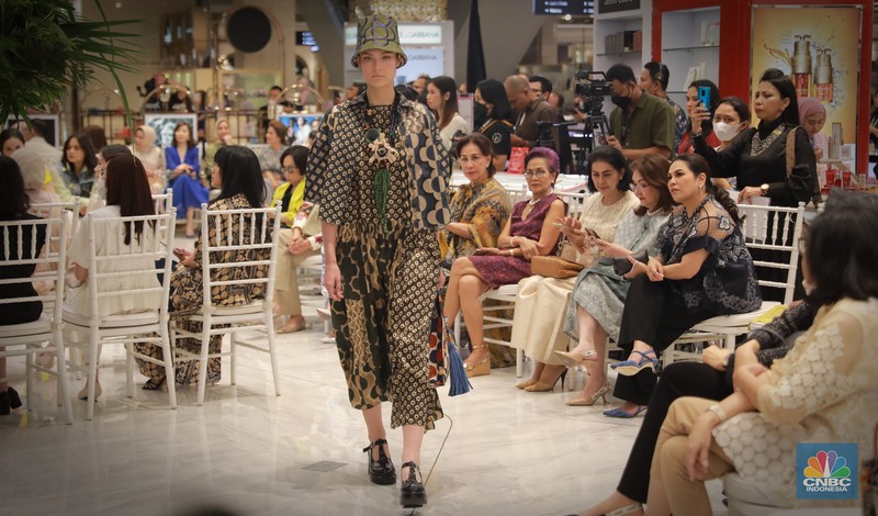 Koleksi Spring/Summer 2023 Nostalgic Retrogade dari lini mode siap pakai Studio 133 Biyan untuk wanita dan pria, Metro Plaza Senayan, Jakarta,Kamis, (3/8/2023). Koleksi Spring/Summer 2023 Nostalgic Retrogade dari lini mode siap pakai Studio 133 Biyan untuk wanita dan pria, Metro Plaza Senayan, Jakarta,Kamis, (3/8/2023). (CNBC Indonesia/Muhammad Sabki)