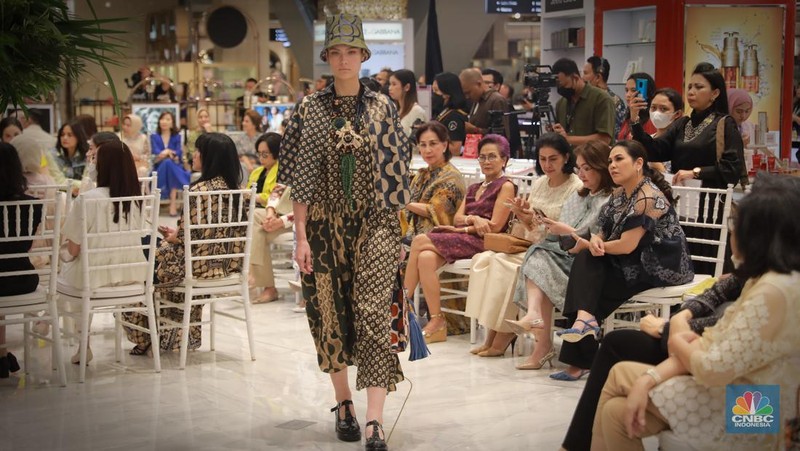Koleksi Spring/Summer 2023 Nostalgic Retrogade dari lini mode siap pakai Studio 133 Biyan untuk wanita dan pria, Metro Plaza Senayan, Jakarta,Kamis, (3/8/2023). (CNBC Indonesia/Muhammad Sabki)