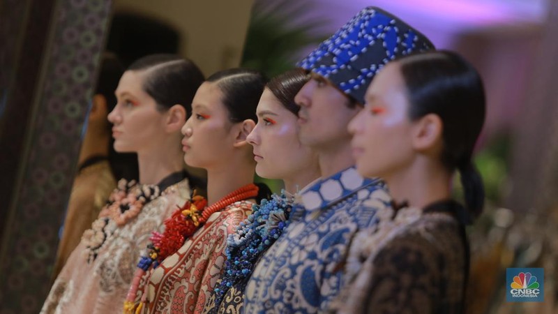 Koleksi Spring/Summer 2023 Nostalgic Retrogade dari lini mode siap pakai Studio 133 Biyan untuk wanita dan pria, Metro Plaza Senayan, Jakarta,Kamis, (3/8/2023). (CNBC Indonesia/Muhammad Sabki)