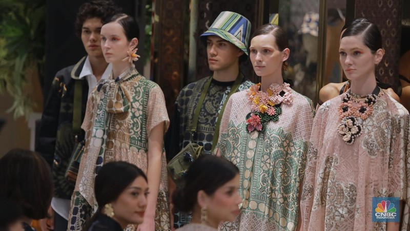 Koleksi Spring/Summer 2023 Nostalgic Retrogade dari lini mode siap pakai Studio 133 Biyan untuk wanita dan pria, Metro Plaza Senayan, Jakarta,Kamis, (3/8/2023). (CNBC Indonesia/Muhammad Sabki)