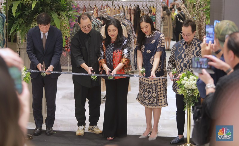 Koleksi Spring/Summer 2023 Nostalgic Retrogade dari lini mode siap pakai Studio 133 Biyan untuk wanita dan pria, Metro Plaza Senayan, Jakarta,Kamis, (3/8/2023). (CNBC Indonesia/Muhammad Sabki)