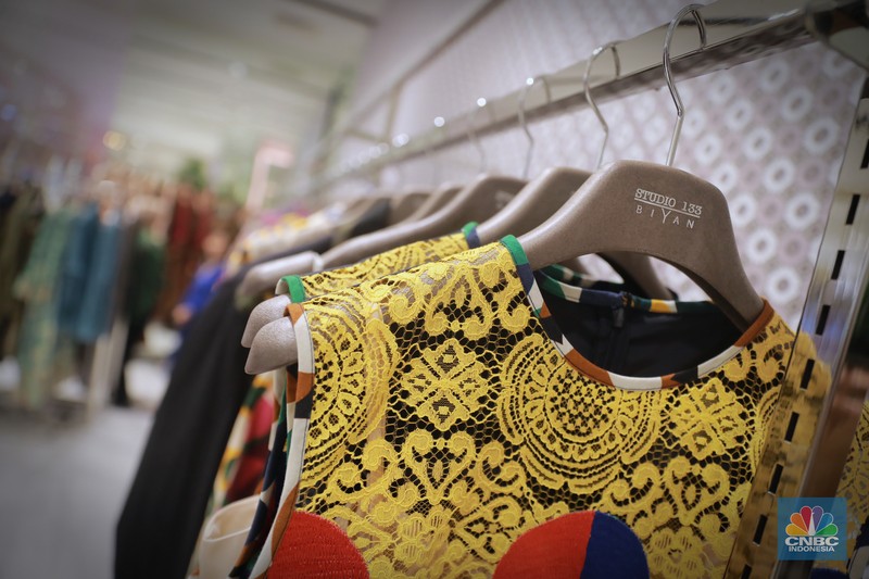 Koleksi Spring/Summer 2023 Nostalgic Retrogade dari lini mode siap pakai Studio 133 Biyan untuk wanita dan pria, Metro Plaza Senayan, Jakarta,Kamis, (3/8/2023). (CNBC Indonesia/Muhammad Sabki)