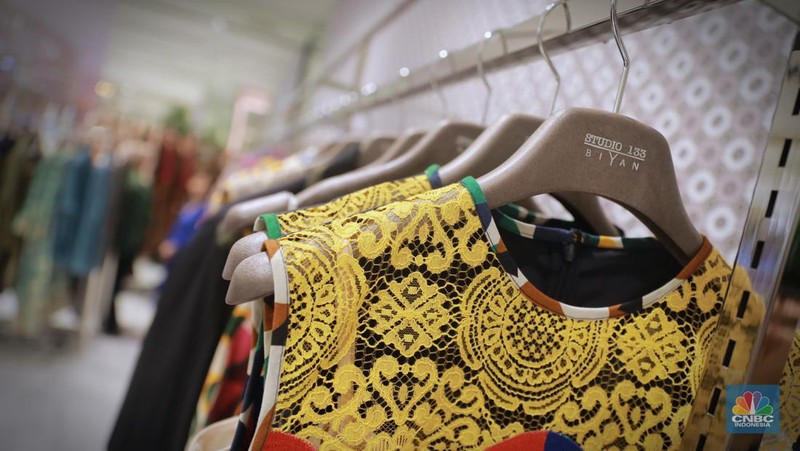 Koleksi Spring/Summer 2023 Nostalgic Retrogade dari lini mode siap pakai Studio 133 Biyan untuk wanita dan pria, Metro Plaza Senayan, Jakarta,Kamis, (3/8/2023). (CNBC Indonesia/Muhammad Sabki)
