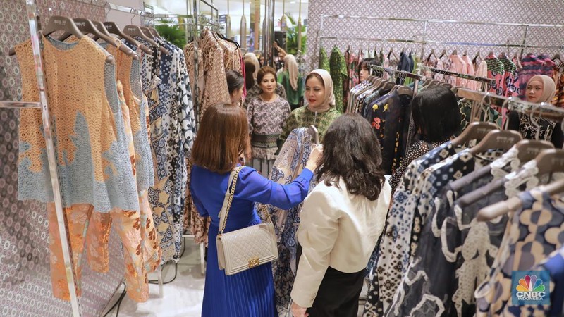 Koleksi Spring/Summer 2023 Nostalgic Retrogade dari lini mode siap pakai Studio 133 Biyan untuk wanita dan pria, Metro Plaza Senayan, Jakarta,Kamis, (3/8/2023). (CNBC Indonesia/Muhammad Sabki)