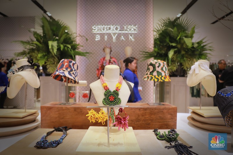 Koleksi Spring/Summer 2023 Nostalgic Retrogade dari lini mode siap pakai Studio 133 Biyan untuk wanita dan pria, Metro Plaza Senayan, Jakarta,Kamis, (3/8/2023). Koleksi Spring/Summer 2023 Nostalgic Retrogade dari lini mode siap pakai Studio 133 Biyan untuk wanita dan pria, Metro Plaza Senayan, Jakarta,Kamis, (3/8/2023). (CNBC Indonesia/Muhammad Sabki)