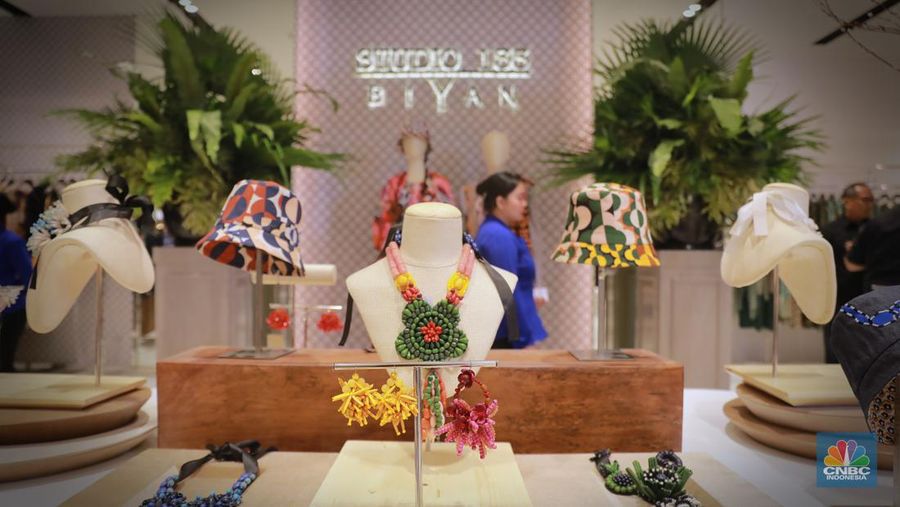 Koleksi Spring/Summer 2023 Nostalgic Retrogade dari lini mode siap pakai Studio 133 Biyan untuk wanita dan pria, Metro Plaza Senayan, Jakarta,Kamis, (3/8/2023). (CNBC Indonesia/Muhammad Sabki)