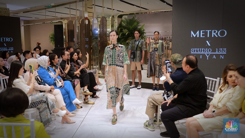 Koleksi Spring/Summer 2023 Nostalgic Retrogade dari lini mode siap pakai Studio 133 Biyan untuk wanita dan pria, Metro Plaza Senayan, Jakarta,Kamis, (3/8/2023). Koleksi Spring/Summer 2023 Nostalgic Retrogade dari lini mode siap pakai Studio 133 Biyan untuk wanita dan pria, Metro Plaza Senayan, Jakarta,Kamis, (3/8/2023). (CNBC Indonesia/Muhammad Sabki)