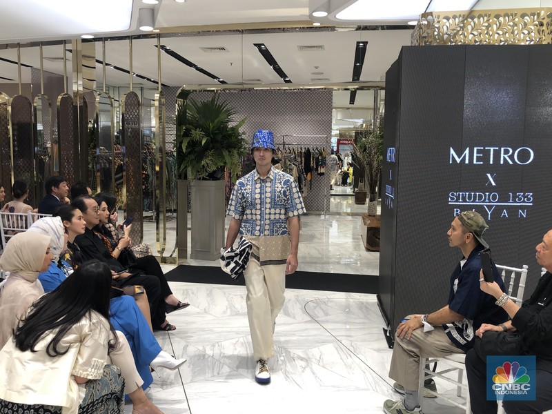 Koleksi Spring/Summer 2023 Nostalgic Retrogade dari lini mode siap pakai Studio 133 Biyan untuk wanita dan pria, Metro Plaza Senayan, Jakarta,Kamis, (3/8/2023). (CNBC Indonesia/Muhammad Sabki)