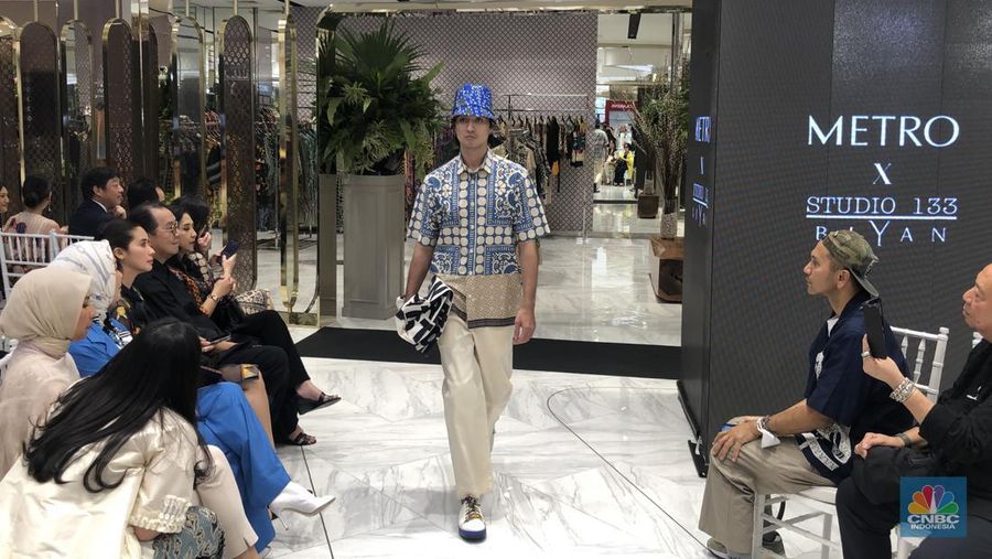 Koleksi Spring/Summer 2023 Nostalgic Retrogade dari lini mode siap pakai Studio 133 Biyan untuk wanita dan pria, Metro Plaza Senayan, Jakarta,Kamis, (3/8/2023). (CNBC Indonesia/Muhammad Sabki)